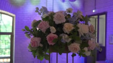 Partide çiçek aranjmanı. Düğünde pembe gül çiçekleriyle süslenmiş..