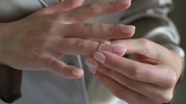 Gelin parmağına yüzük takıyor. Alyans beyaz altından, elmas elmasla..