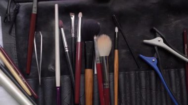 Profesyonel makyaj fırçalarını ayarla. Dekoratif kozmetik için makyöz araçları
