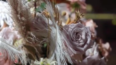 Partide çiçek aranjmanı. Düğünde pembe gül çiçekleriyle süslenmiş..