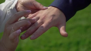 Gelin ve damat törende alyanslarını değiş tokuş ederler. Parmak mücevher yüzüğünü tak..