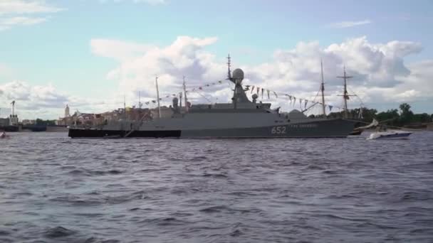 Warship, combat ship. Naval forces, navy. Gray Russian battleship on the water. — Stock Video