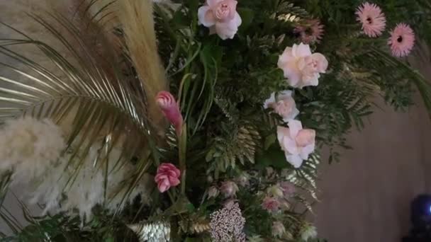 Flower arrangement at the party. Decorated with flowers at a wedding reception. — Vídeo de stock
