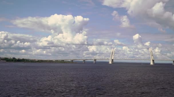 Highway modern bridge road in Saint-Petersburg Russia in sunny summer day — Vídeo de stock