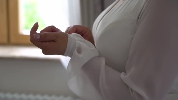 新娘在结婚那天把白色衣服的袖子扣起来. — 图库视频影像