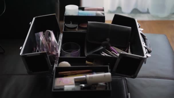 Open case with professional cosmetics for decorative make-up. Makeup brushes. — Vídeo de Stock