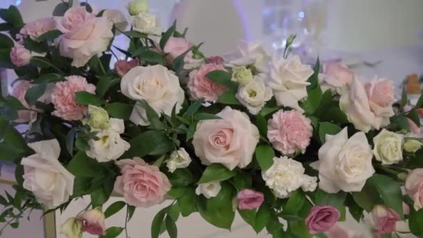 Table servie dans un restaurant pour le dîner, le déjeuner ou la célébration. Fleurs décorées