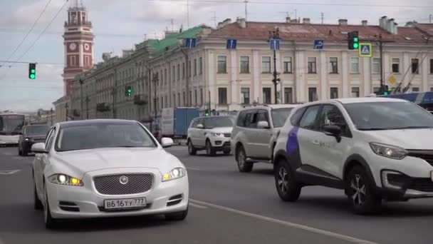 Beyaz lüks sedan Jaguar XJ. Yaz şehir yolunda uzun bir araba sürüyor.. — Stok video