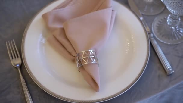 Table servie dans un restaurant pour le dîner, le déjeuner ou la célébration. Mariage décoré