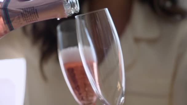 Wanita menuangkan sampanye ke gelas. Pelayan diisi dengan minuman beralkohol di restoran. — Stok Video