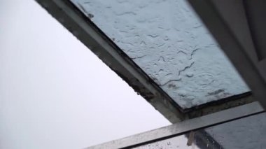 Sağanak yağmur, sağanak yağmur. Bardaktan boşanırcasına yağmur damlaları yağıyor..