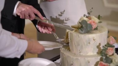 Düğün pastasından bir parça kesiyorum. Gelin ve damat resepsiyonda bıçakla.