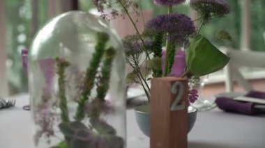 Bir restoranda akşam yemeği, öğle yemeği ya da kutlama için servis yaptım. Madalyalı çiçekler