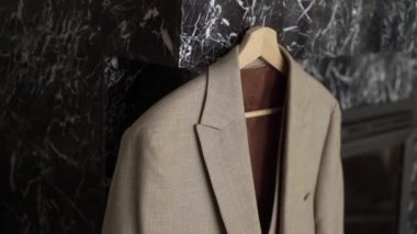 Askıda siyah erkek kıyafeti. Ceket ve beyaz gömlek..