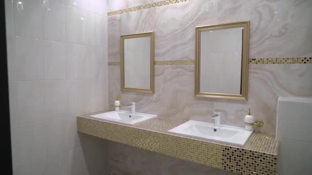 Interior kamar mandi mewah. Ubin marmer putih di dinding, mosaik emas. — Stok Video