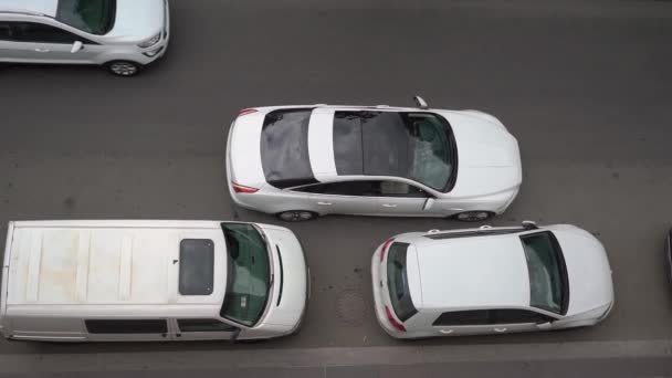 White luxury sedan Jaguar XJ long car parked in a city street. Top view. — Stockvideo