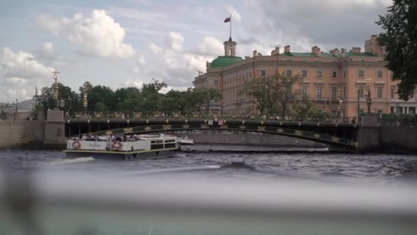 ロシアのサンクトペテルブルク。フォンタンカ川のセーリング船、ヨット、ボート. — ストック動画