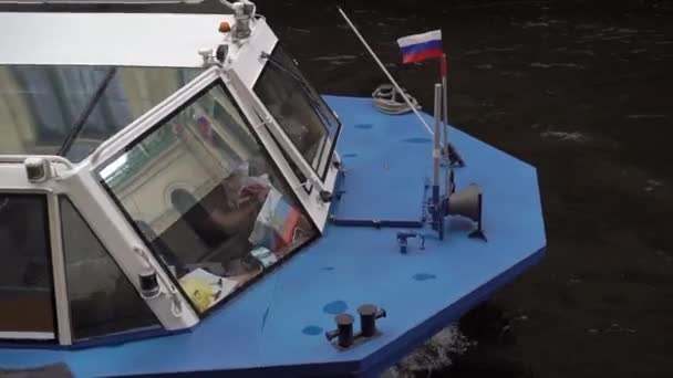 Sailing passenger touristic ship in a city. River tour in Saint-Petersburg. — Stok video