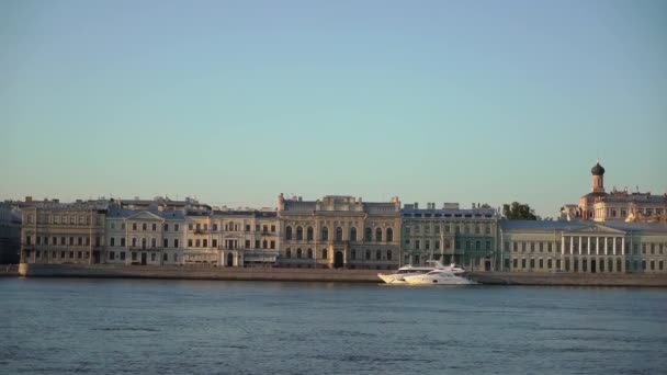 ロシアのサンクトペテルブルク市。ネヴァ川と英語堤防への眺め. — ストック動画