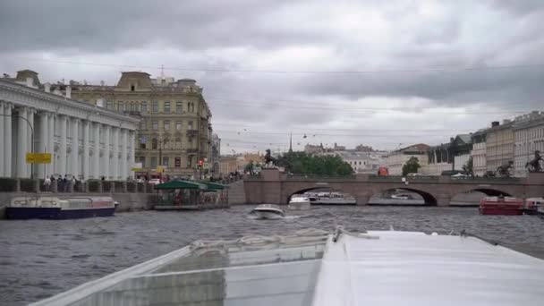 都市での旅客観光船のセーリング。サンクトペテルブルクの川ツアー. — ストック動画