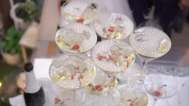 Пирамида башня бокалы шампанского на вечеринке, алкогольные напитки приветствуются — стоковое видео