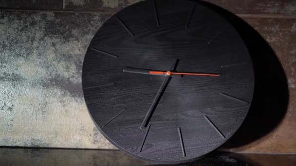 Black round arrow clock with a red arrow. Time lapse, time goes by quickly. — Stok video