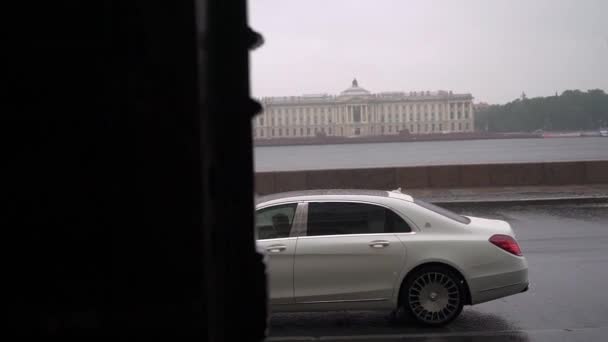 Mercedes-benz s-class Maybach. White luxury car is parked on the city street. — Αρχείο Βίντεο