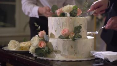 Düğün pastasından bir parça kesiyorum. Gelin ve damat resepsiyonda bıçakla.