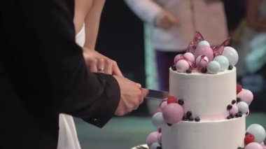 Düğün pastasından bir parça kesiyorum. Gelin ve damat resepsiyonda bıçakla.