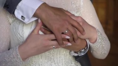 Gelin ve damat. Genç çift kucaklaşması. Beyaz elbiseli kız ve takım elbiseli adam..