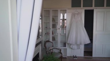 Gelinlik, yatak odasındaki askıda asılı beyaz gelinlik..