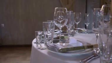 Bir restoranda akşam yemeği, öğle yemeği ya da kutlama için servis yaptım. Süslü düğün.