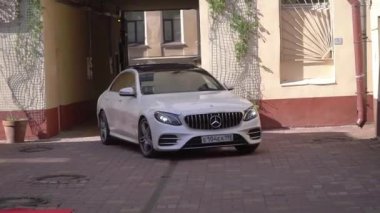 Mercedes-Benz E-sınıfı W213 otomobil parti için kırmızı halıya gidiyor..