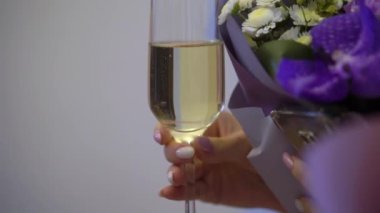 Partide şampanya bardakları olan insanlar. Kutlama tatili, alkollü içkiler, köpüklü şarap....