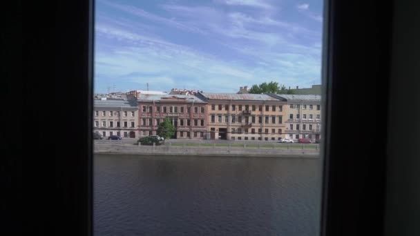 Bir şehirde toprak seti. Kasabada Fontanka nehri suyu. Rusya, Saint-Petersburg. — Stok video