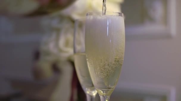 O homem derrama champanhe para o copo. Garçom encher com bebidas alcoólicas no restaurante. — Vídeo de Stock