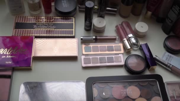Untuk makeup: kuas, bayangan, blush, foundation, lipstik, maskara, eye shadow. — Stok Video