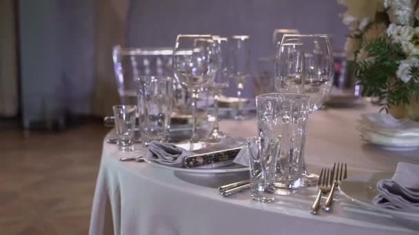 Serviert Tisch in einem Restaurant für Abendessen, Mittagessen oder Feier. Dekorative Hochzeit — Stockvideo