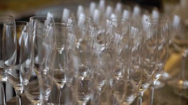 Alkollü içecek şampanyası için boş şarap kadehi. Lokantada bar tezgahı.