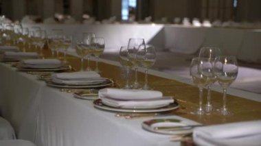 Restoranda tatil yemeği. Tören için dekore edilmiş salon, kutlama partisi..