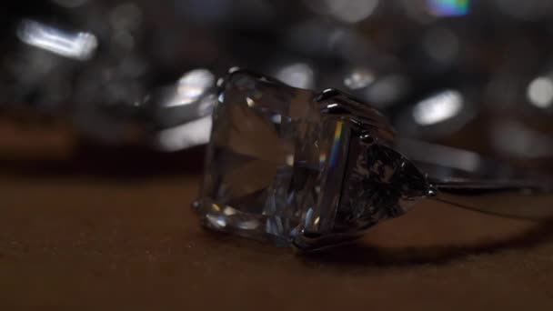 Beyaz altından mücevher yüzüğü ya da büyük elmas değerli taşlı platin.. — Stok video