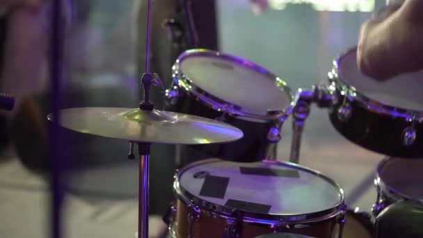 Baterista músico tocando bateria em concerto. Instrumentos musicais de percussão. — Vídeo de Stock