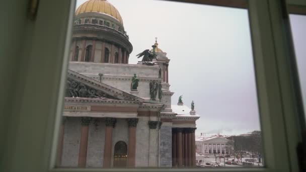 Cattedrale di San Pietroburgo Isaacs. Tempio di cristianità ortodossa nella città invernale. — Video Stock