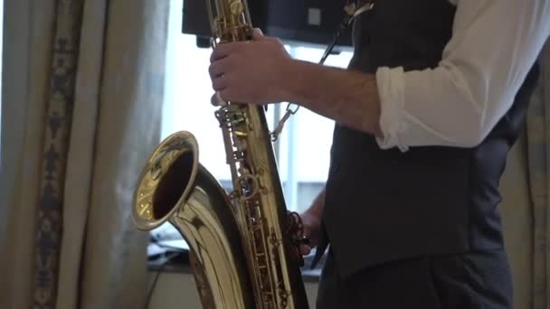 Saxofonist spielt Saxofon bei der Party. Mann mit goldenem Saxofon. — Stockvideo