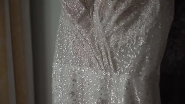 Rochie de mireasă albă atârnată pe cuier în dormitor. Rochie de mireasă. — Videoclip de stoc
