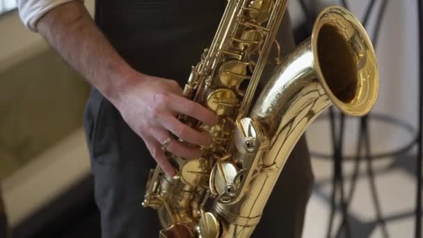 Saxofonist spielt Saxofon bei der Party. Mann mit goldenem Saxofon. — Stockvideo