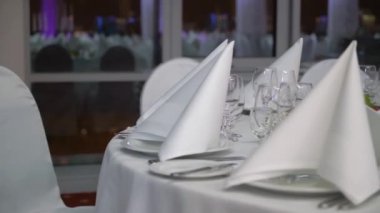 Restoranda tatil yemeği. Tören için dekore edilmiş salon, kutlama partisi..