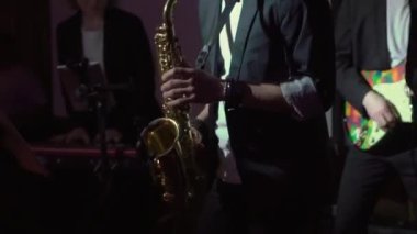 Sahnede rüzgar enstrümanlı orkestra. Konserde müzik çalan grup..