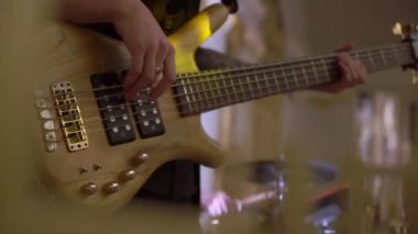 Gitar çalan gitarist müzisyen. Sahnede telli müzik aletleri.