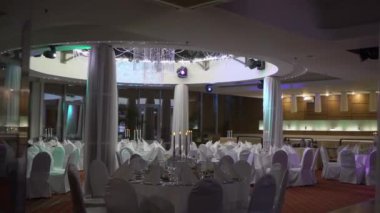 Restoranda tatil yemeği. Tören için dekore edilmiş salon, kutlama partisi..